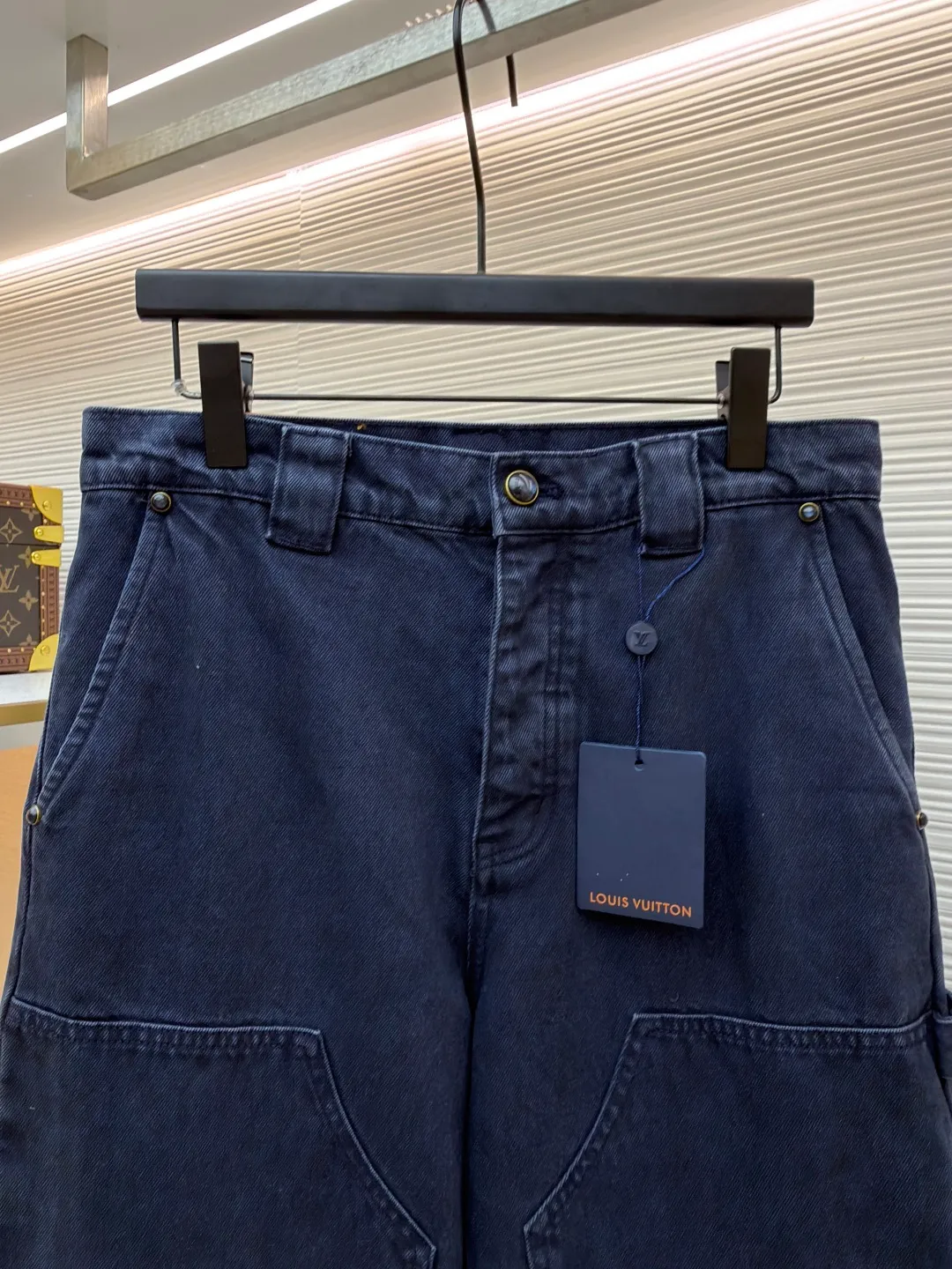 LOUIS VUITTON dyed embossed jeans ●Original version: Purchased and developed by 15889 ●Item number: 1681050-B55 ●Material: denim fabric ●Technology: embossed production ●Version: fitted version ●Weight: about 970 grams ●Size: 30-32-34-36 ●Description: This style is processed through garment dyeing to create a washed retro effect, and then uses a splicing structure and hammer fixing rings to express the workwear style. Monogram embroidery adorns the sides and left patch pocket, and pearlescent buttons and rivets complete the detail. Pair it with the same style to add to your summer wardrobe. The overall wiring is straight and delicate, the fabric is comfortable and soft, and the color is consistent without color difference. It can be matched with the same style to create a fashionable look and control various occasions. Customized accessories, complete with three standards, same style for men and women!